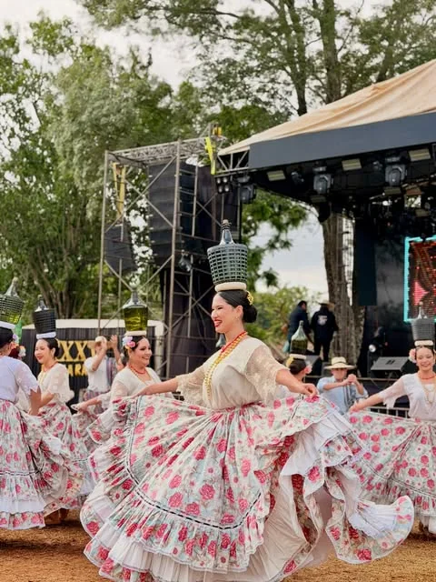 Giro de pollera en un festival