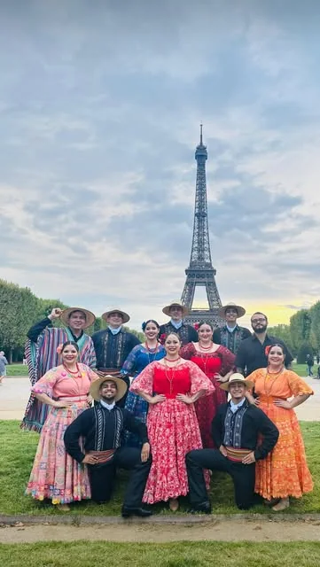 El elenco frente a la Torre Eiffel, París